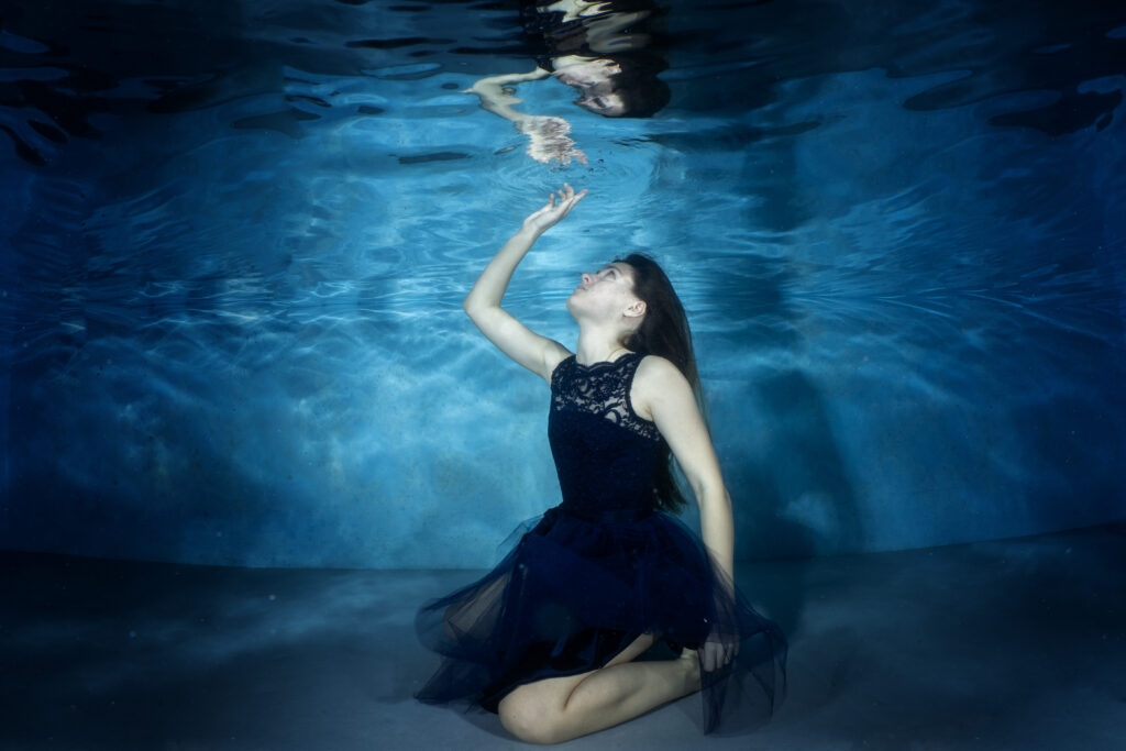 Unterwasser Shooting im Pool, blaues Kleid